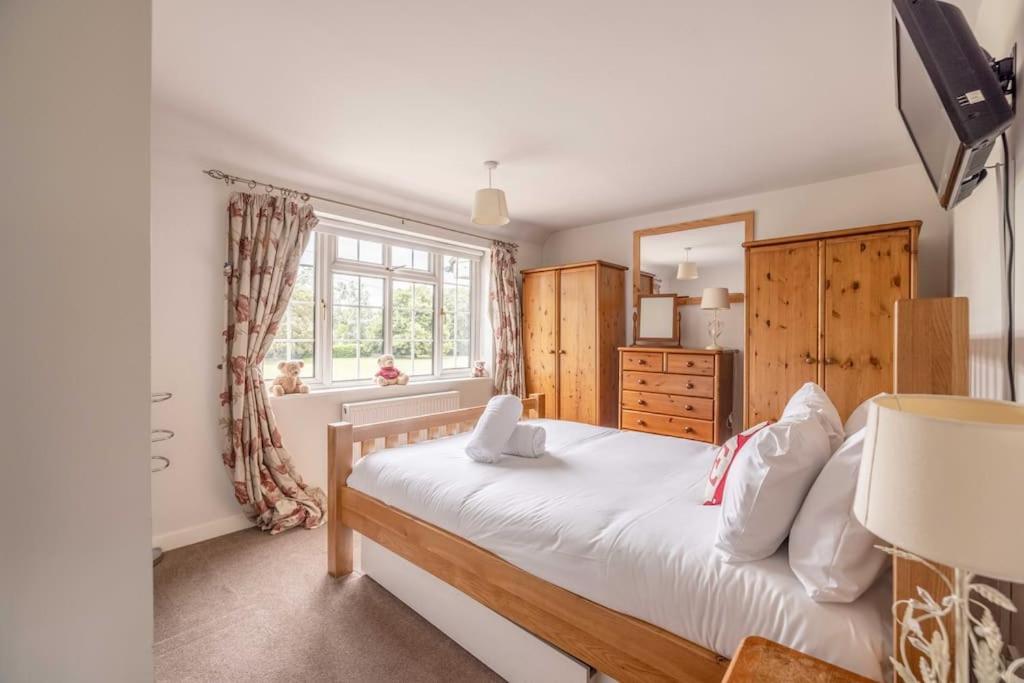 3-Bed Family Home With Parking & Large Garden Windsor Exterior photo