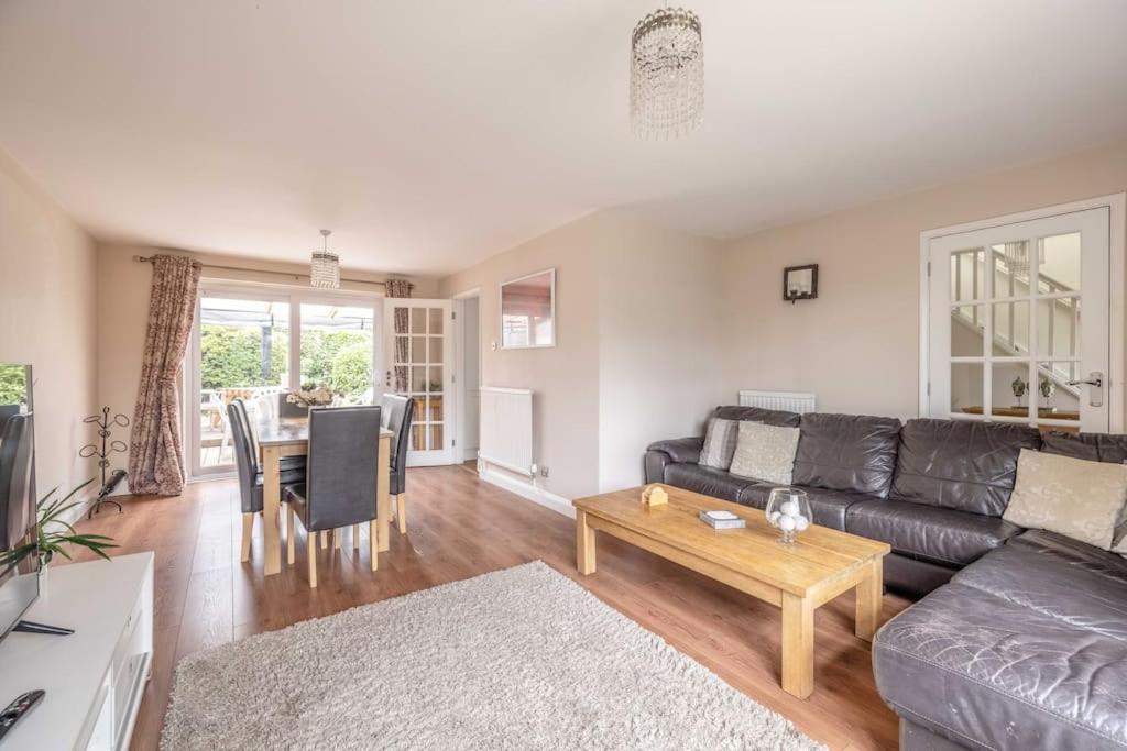 3-Bed Family Home With Parking & Large Garden Windsor Exterior photo