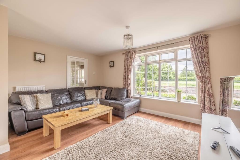 3-Bed Family Home With Parking & Large Garden Windsor Exterior photo