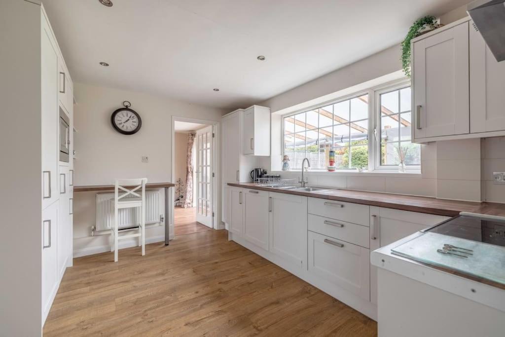 3-Bed Family Home With Parking & Large Garden Windsor Exterior photo
